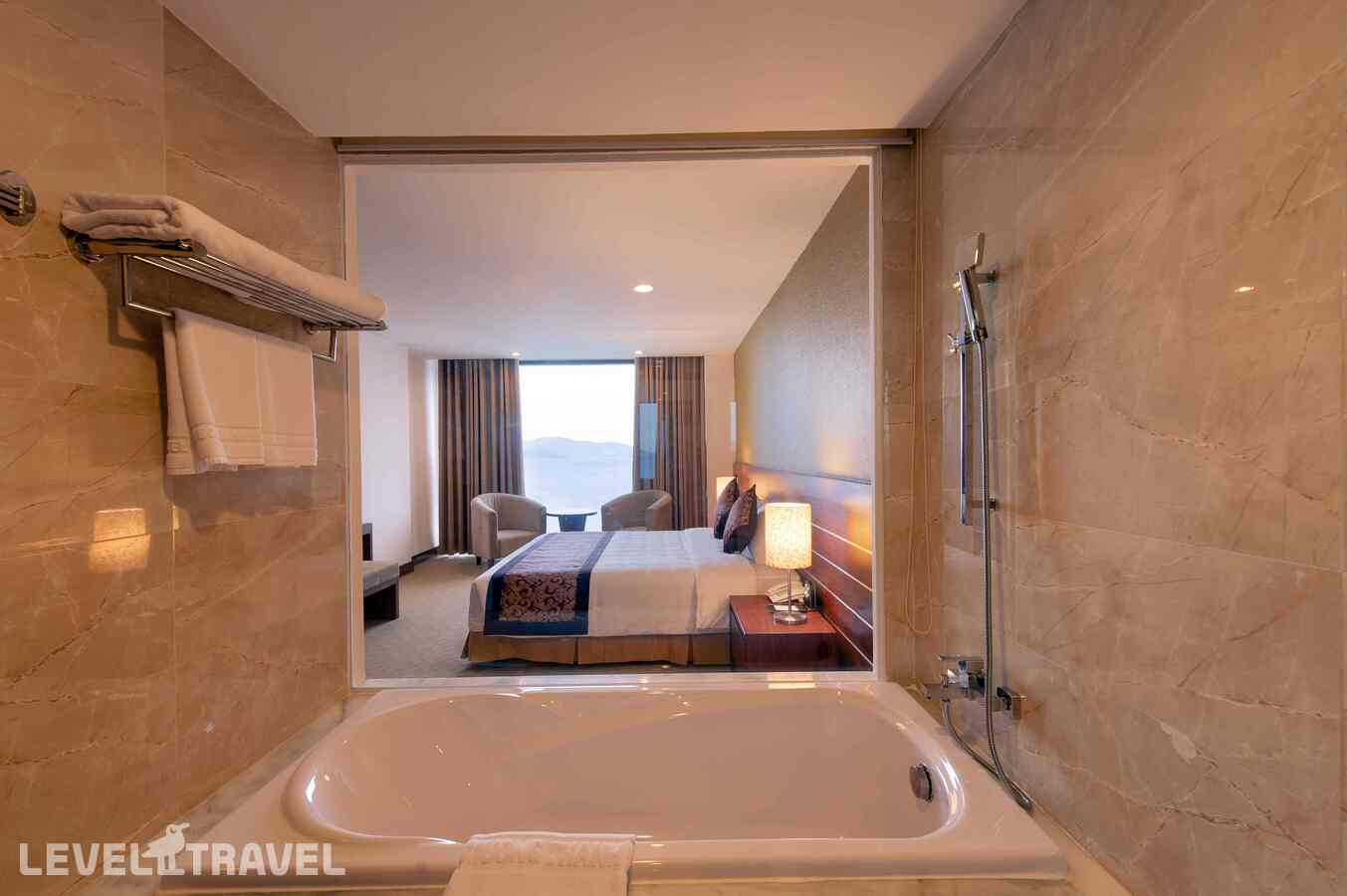 фотографии номера Делюкс с видом на горы отеля Muong Thanh Grand Nha Trang Hotel в Вьетнам(Нячанг) - фото №4