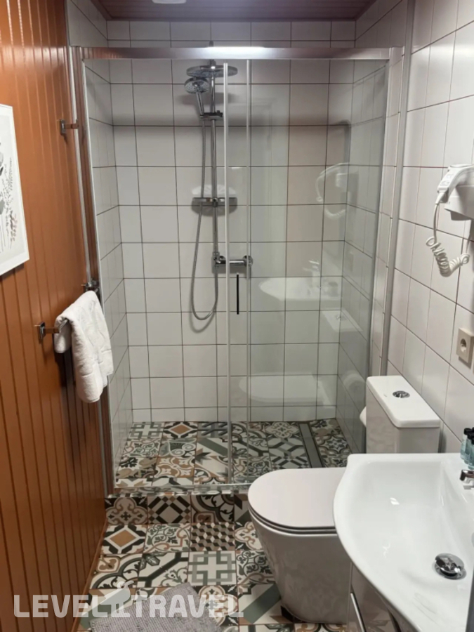 фотографии номера Двухместный Стандарт в коттедже с балконом (двуспальная кровать) отеля Любава в Россия(Манжерок) - фото №8
