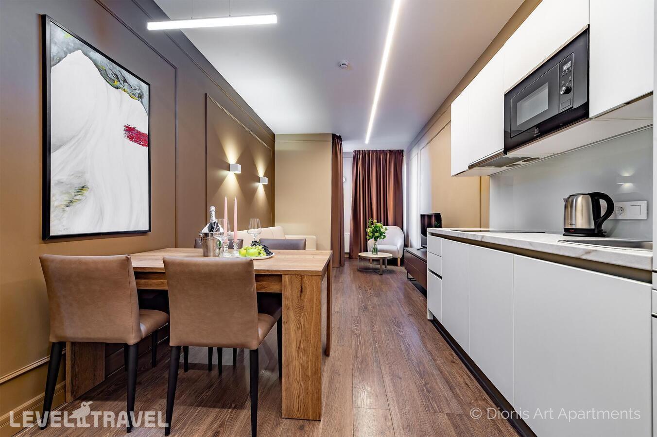 фотографии номера Улучшенные апартаменты (3 комнаты) отеля Dionis Art Apartments в Россия(Центральный район) - фото №1