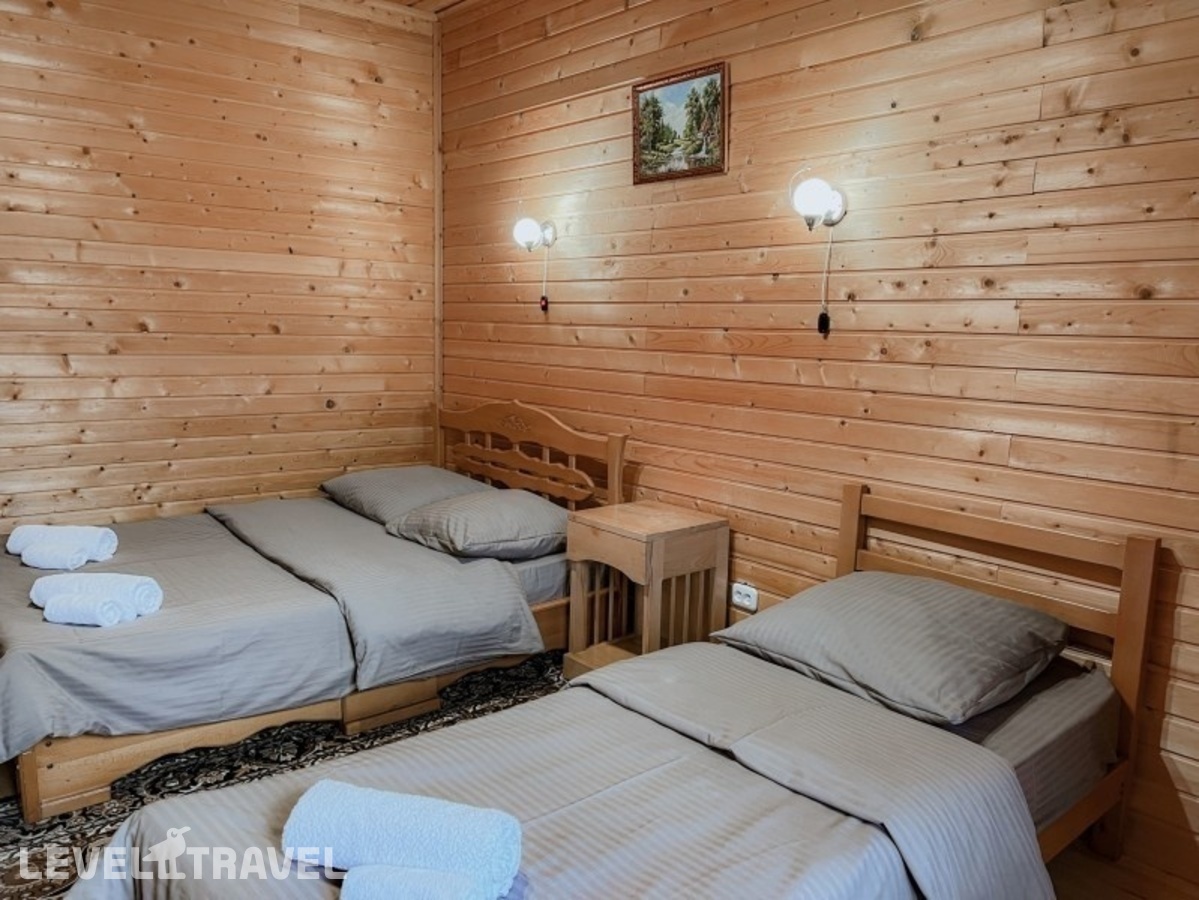 фотографии номера Трехместный бюджетный номер с видом на лес отеля Таулу Отель в Россия(Домбай) - фото №2