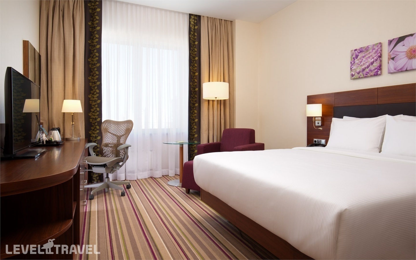 фотографии номера Стандартный номер с большой кроватью (Кинг сайз) отеля Hilton Garden Inn Volgograd в Россия(Волгоград) - фото №1