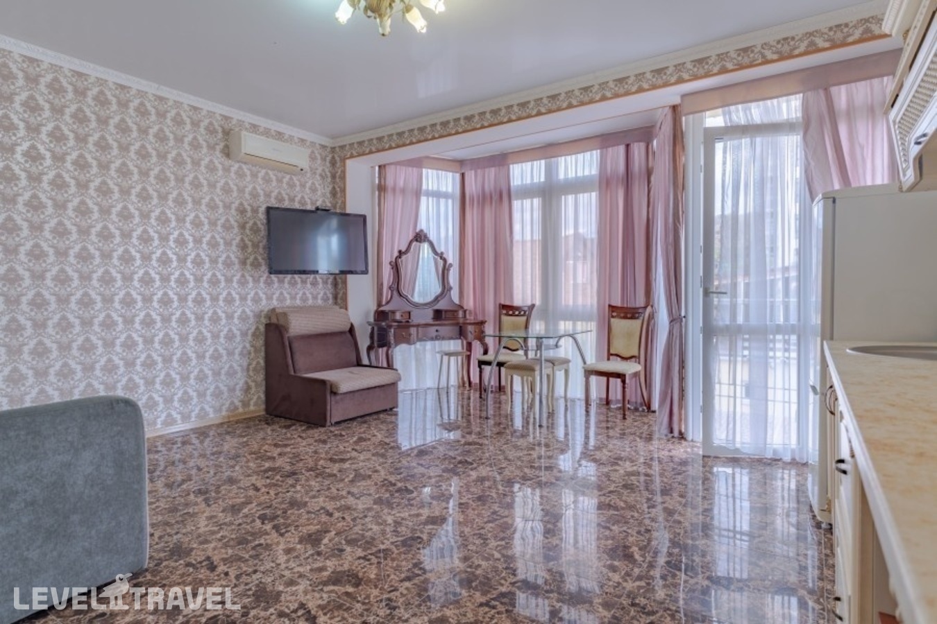 фотографии номера Улучшенные апартаменты отеля Sirius Guest House в Россия(Адлер) - фото №1
