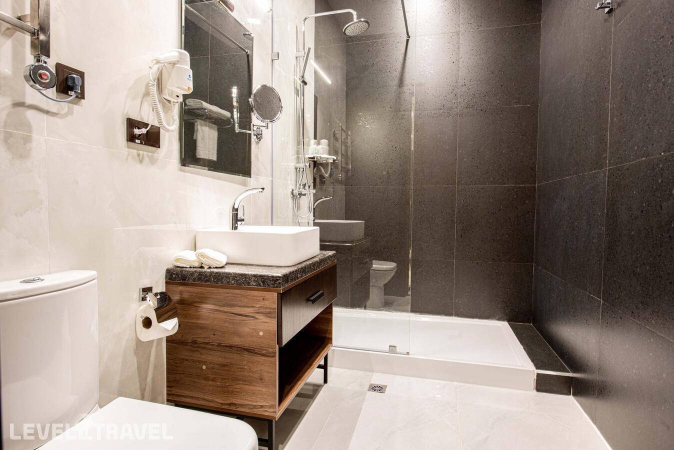 фотографии номера Стандартный (две односпальные кровати) отеля Wyndham Garden Tashkent (Ex. Regal Stay) в Узбекистан(Ташкент) - фото №2