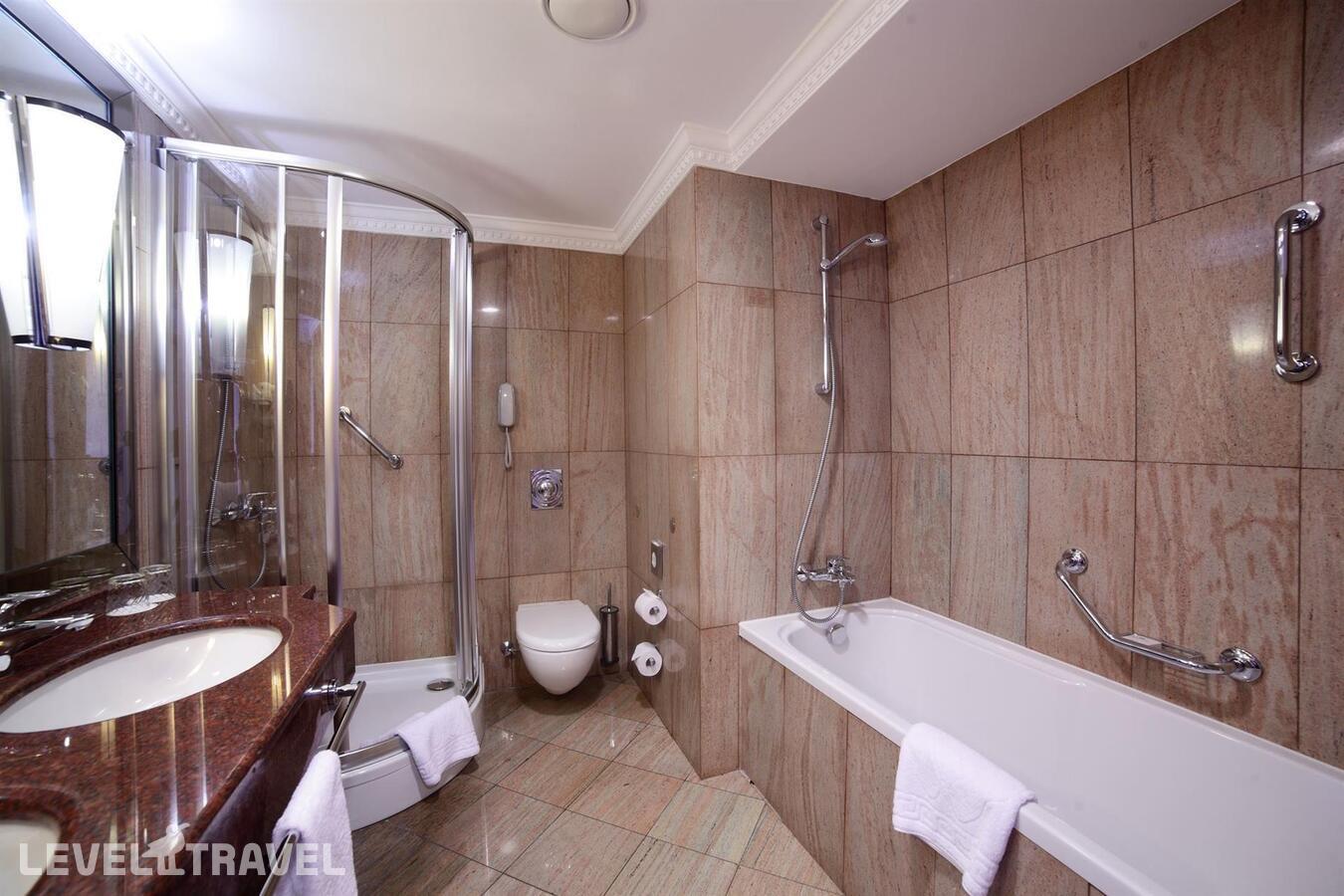 фотографии номера Клубный номер отеля Crowne Plaza Minsk Hotel в Беларусь(Минск) - фото №4
