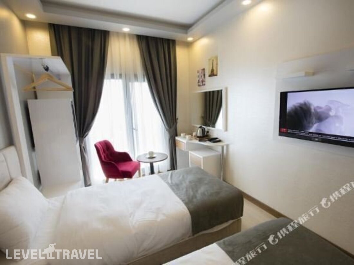 фотографии номера Трехместный делюкс отеля Royal Inci Airport Hotel в Турция(Кючюкчекмедже) - фото №6