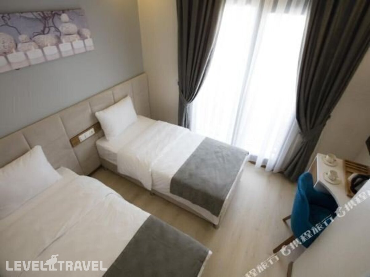 фотографии номера Трехместный делюкс отеля Royal Inci Airport Hotel в Турция(Кючюкчекмедже) - фото №8
