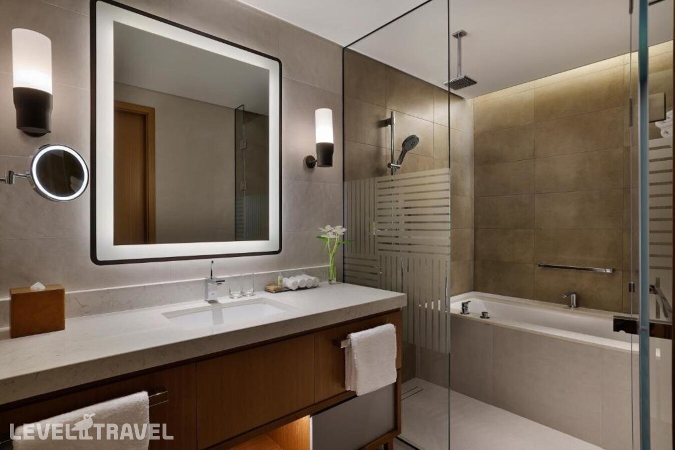 фотографии номера Улучшенный с видом на море отеля DoubleTree by Hilton Sharjah Waterfront Hotel And Residences в ОАЭ(Шарджа) - фото №33