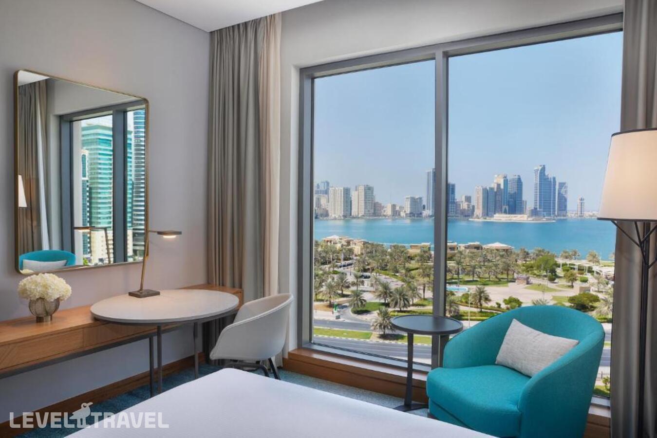 фотографии номера Улучшенный с видом на море отеля DoubleTree by Hilton Sharjah Waterfront Hotel And Residences в ОАЭ(Шарджа) - фото №2