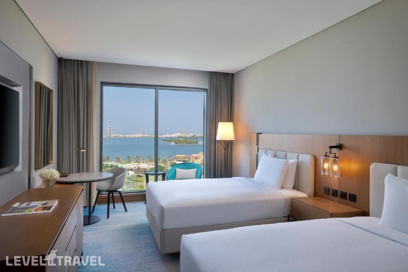 фотографии номера Улучшенный с видом на море отеля DoubleTree by Hilton Sharjah Waterfront Hotel And Residences в ОАЭ(Шарджа) - фото №4