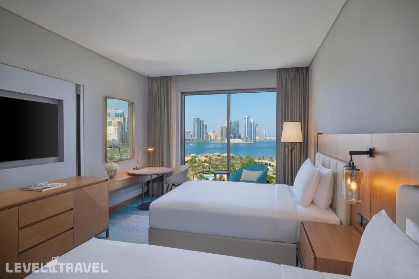 фотографии номера Улучшенный с видом на море отеля DoubleTree by Hilton Sharjah Waterfront Hotel And Residences в ОАЭ(Шарджа) - фото №1