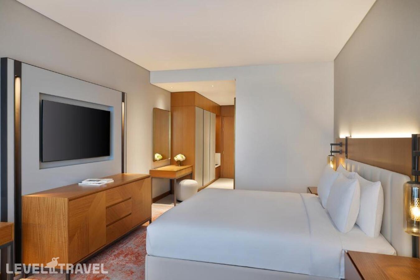 фотографии номера Улучшенный с видом на море отеля DoubleTree by Hilton Sharjah Waterfront Hotel And Residences в ОАЭ(Шарджа) - фото №5