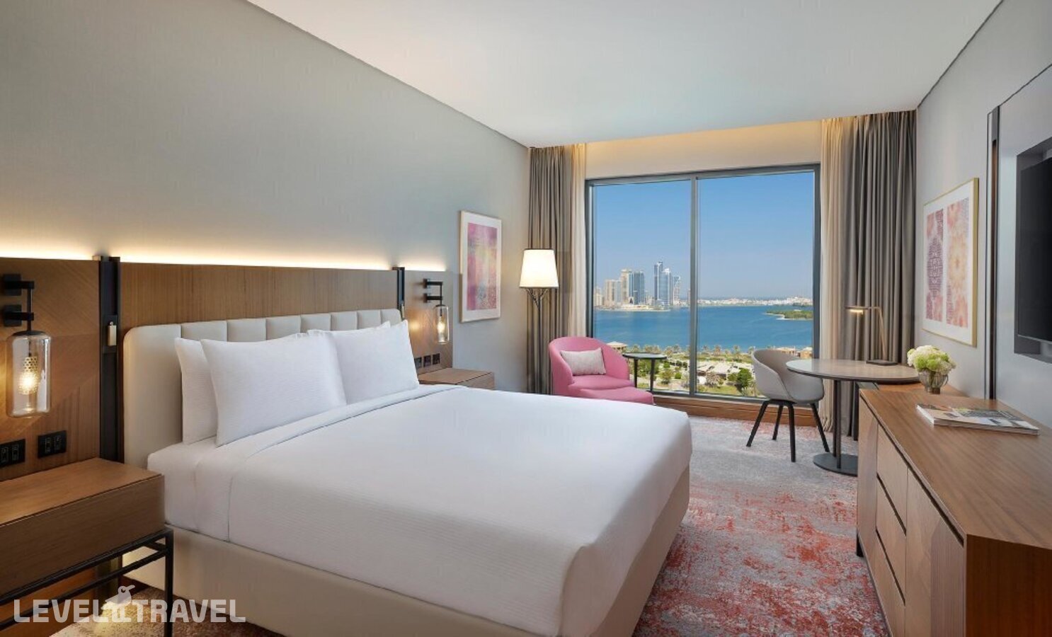 фотографии номера Улучшенный с видом на море отеля DoubleTree by Hilton Sharjah Waterfront Hotel And Residences в ОАЭ(Шарджа) - фото №15