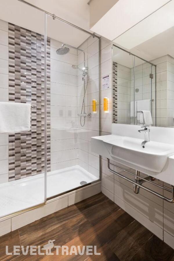 фотографии номера Стандартный (две односпальные кровати) отеля Premier Inn Dubai Ibn Battuta Mall в ОАЭ(Джебель-Али) - фото №3