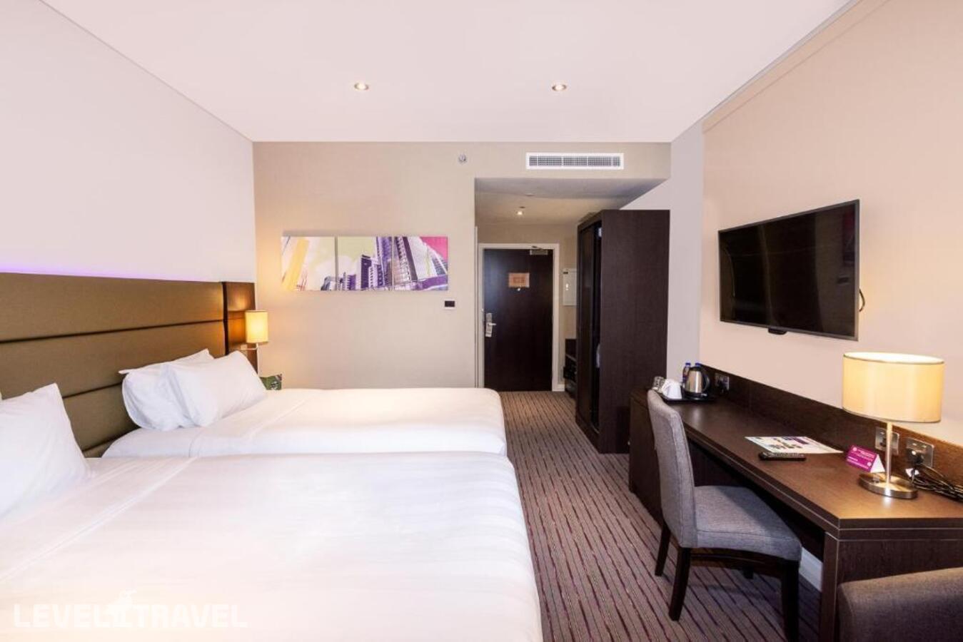 фотографии номера Стандартный (две односпальные кровати) отеля Premier Inn Dubai Ibn Battuta Mall в ОАЭ(Джебель-Али) - фото №26