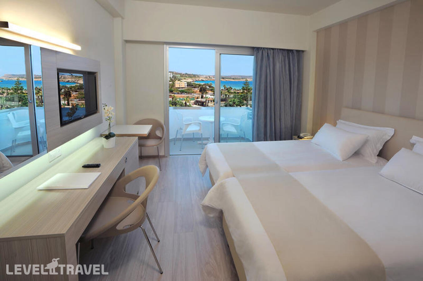 фотографии номера Улучшенный номер отеля Nestor Hotel в Кипр(Пантаху Бич) - фото №1