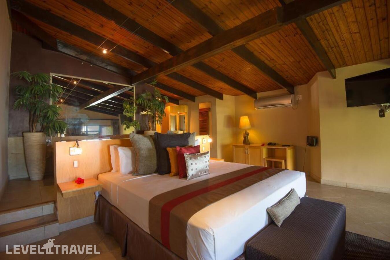 фотографии номера Полулюкс отеля Coco De Mer Hotel & Black Parrot Suites в Сейшелы(о. Праслен) - фото №7