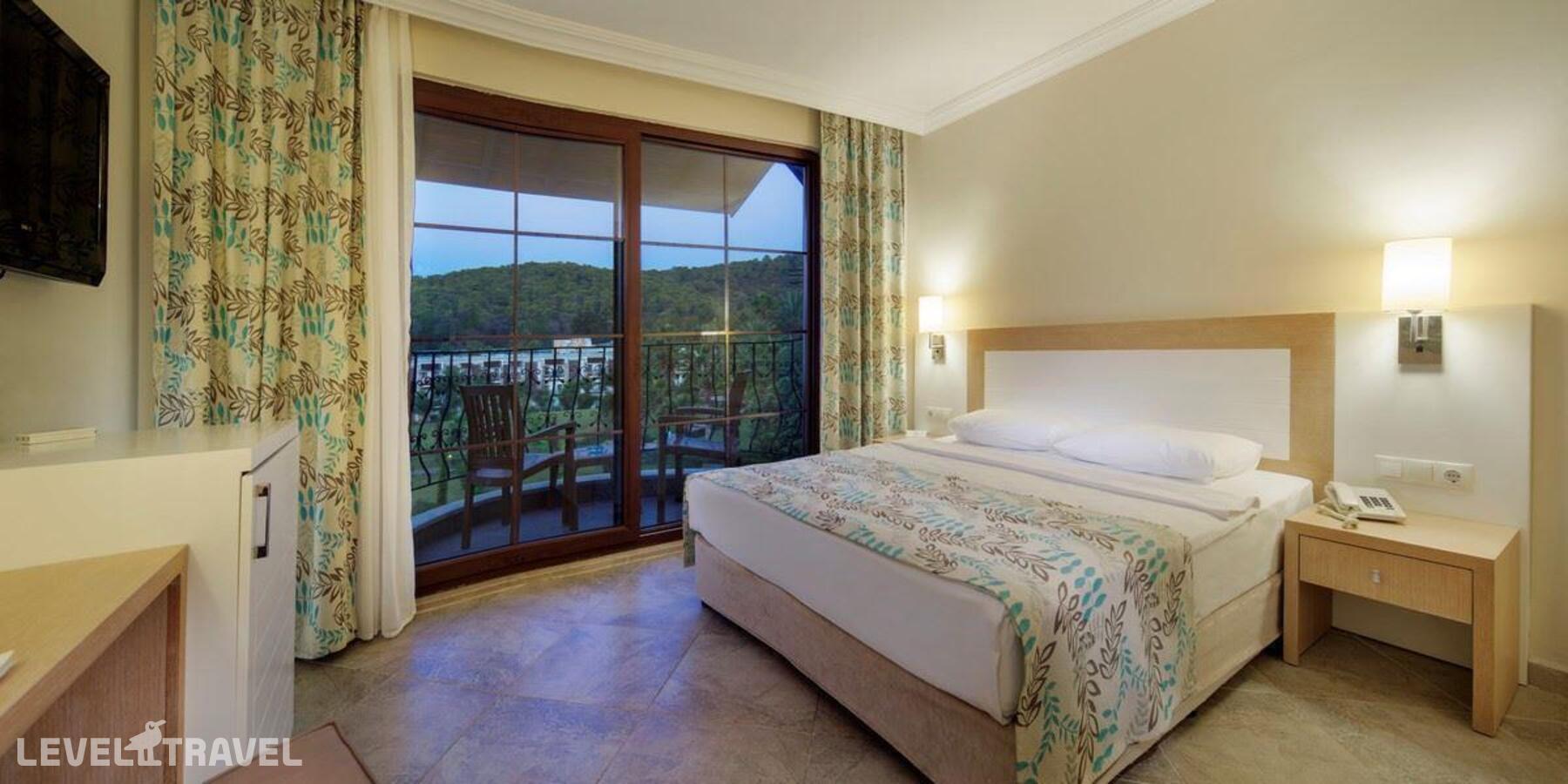 фотографии номера Стандартный с видом на окрестности отеля Crystal Green Bay Resort & Spa в Турция(Гюверджинлик) - фото №1