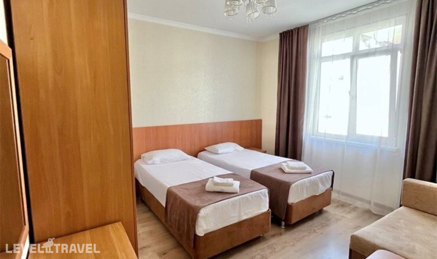 Стандартный номер с общим балконом (две односпальные кровати) — фото 1