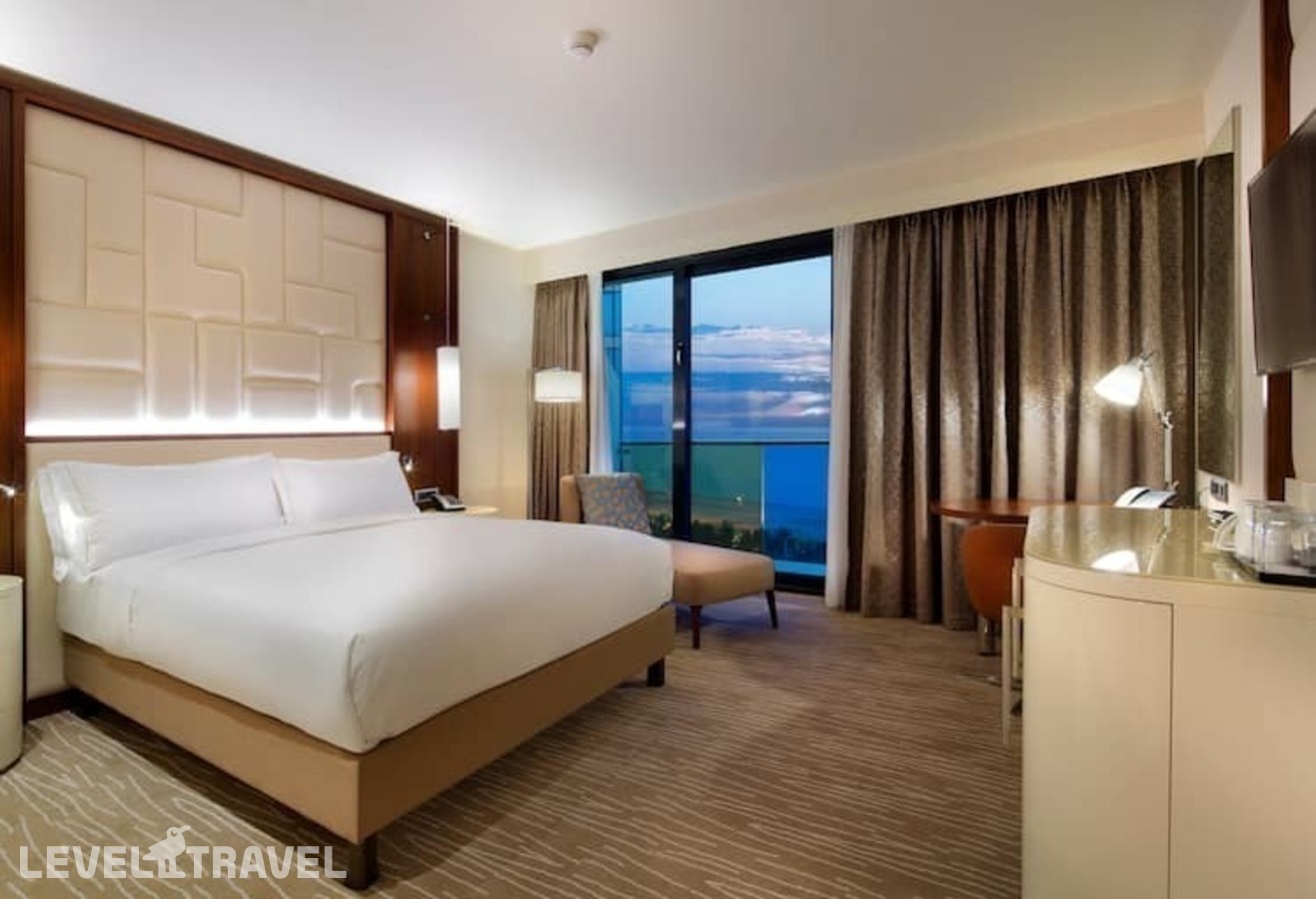фотографии номера Стандартный с балконом и видом на море отеля Hilton Batumi в Грузия(Батуми) - фото №2