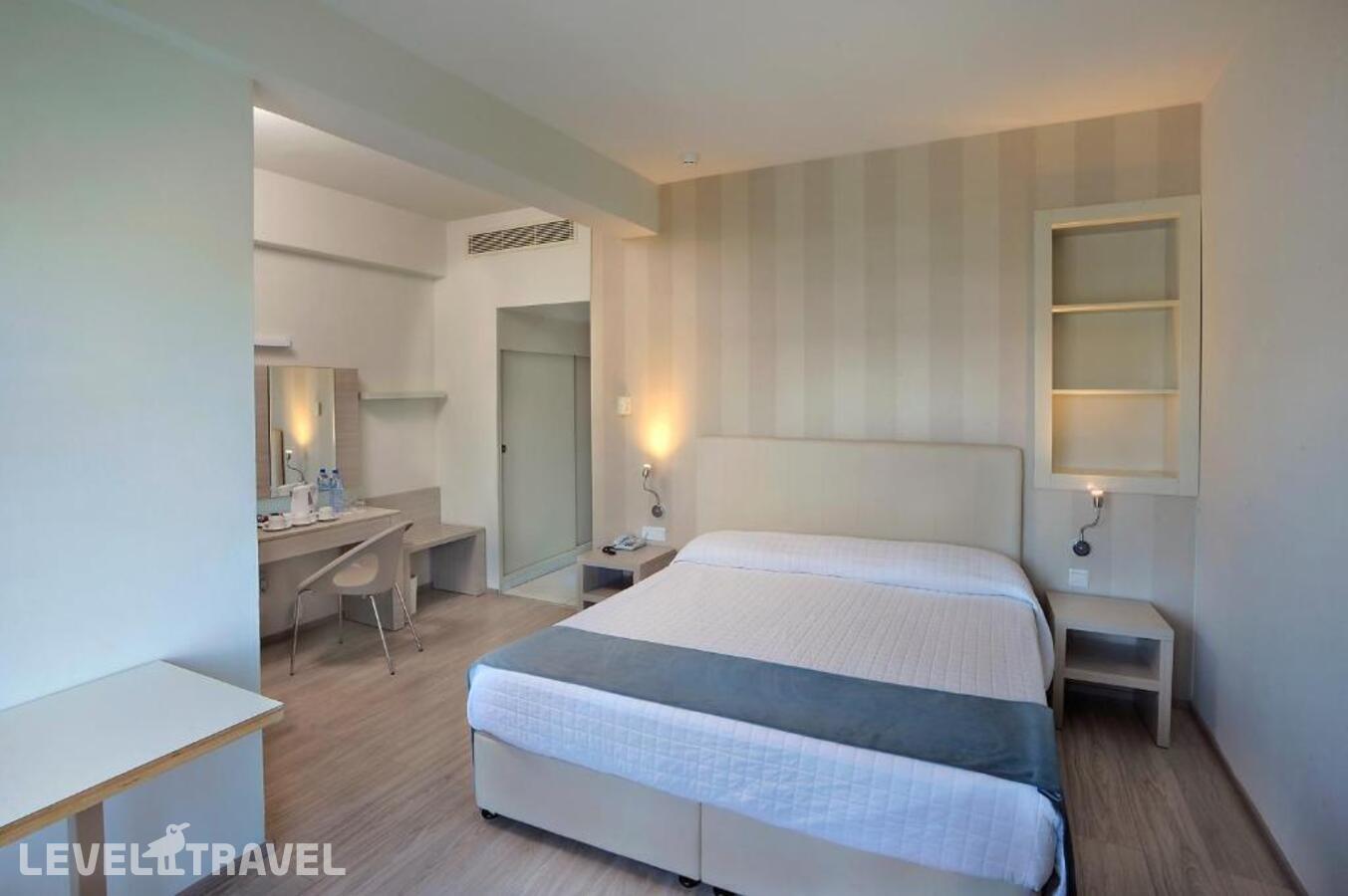 фотографии номера Улучшенный семейный отеля Nestor Hotel в Кипр(Пантаху Бич) - фото №6