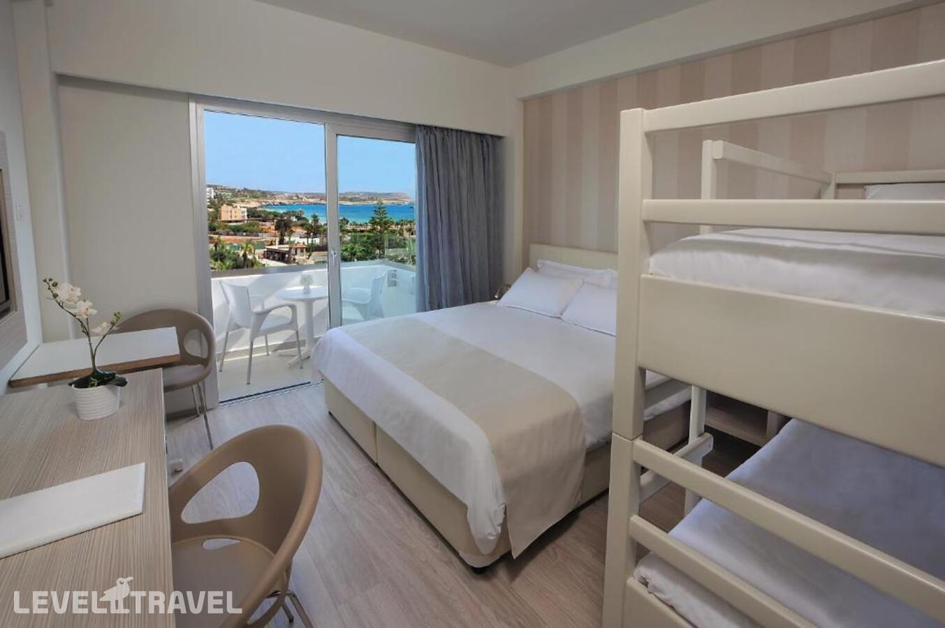 фотографии номера Улучшенный семейный отеля Nestor Hotel в Кипр(Пантаху Бич) - фото №4