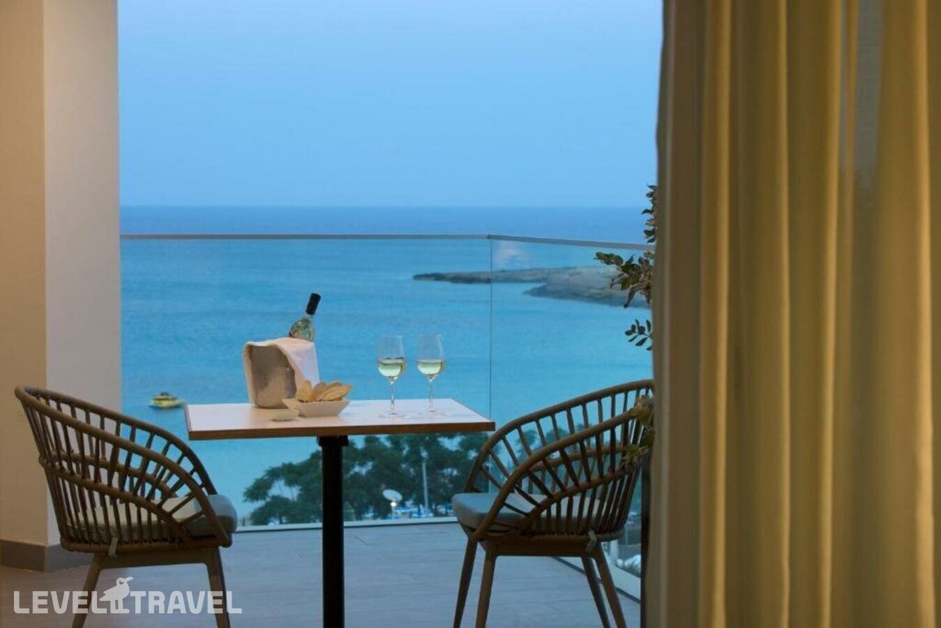 фотографии номера Делюкс отеля Capo Bay Hotel в Кипр(Фиг Три Бэй) - фото №3