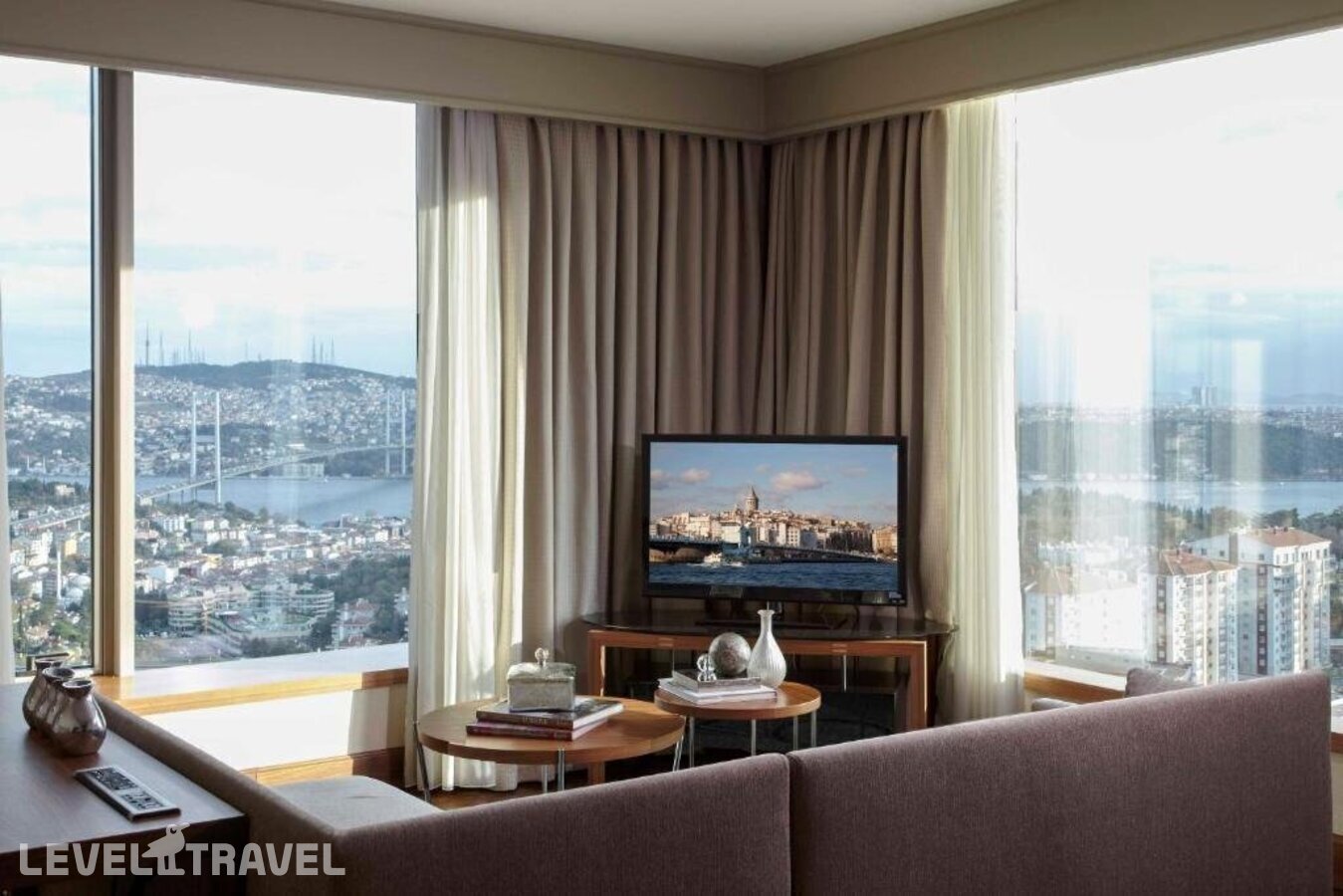 фотографии номера Люкс отеля Renaissance Istanbul Polat Bosphorus Hotel в Турция(Бешикташ) - фото №2