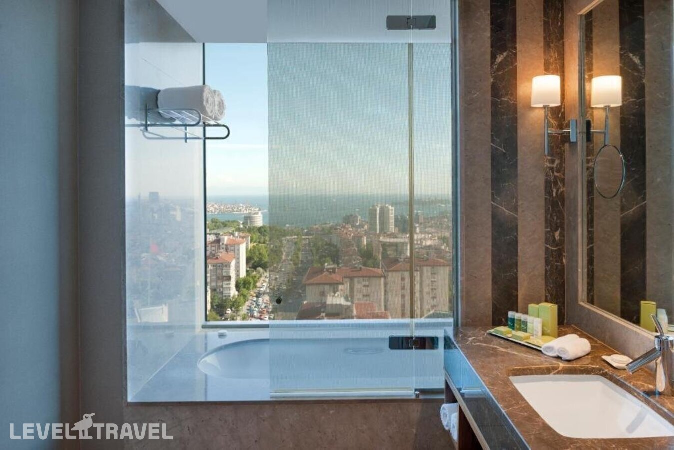 фотографии номера Люкс отеля Renaissance Istanbul Polat Bosphorus Hotel в Турция(Бешикташ) - фото №8