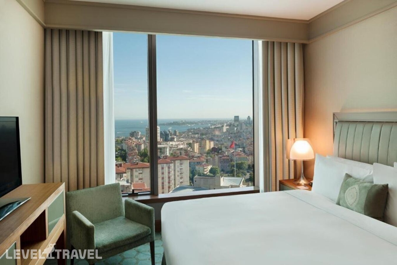 фотографии номера Люкс отеля Renaissance Istanbul Polat Bosphorus Hotel в Турция(Бешикташ) - фото №6