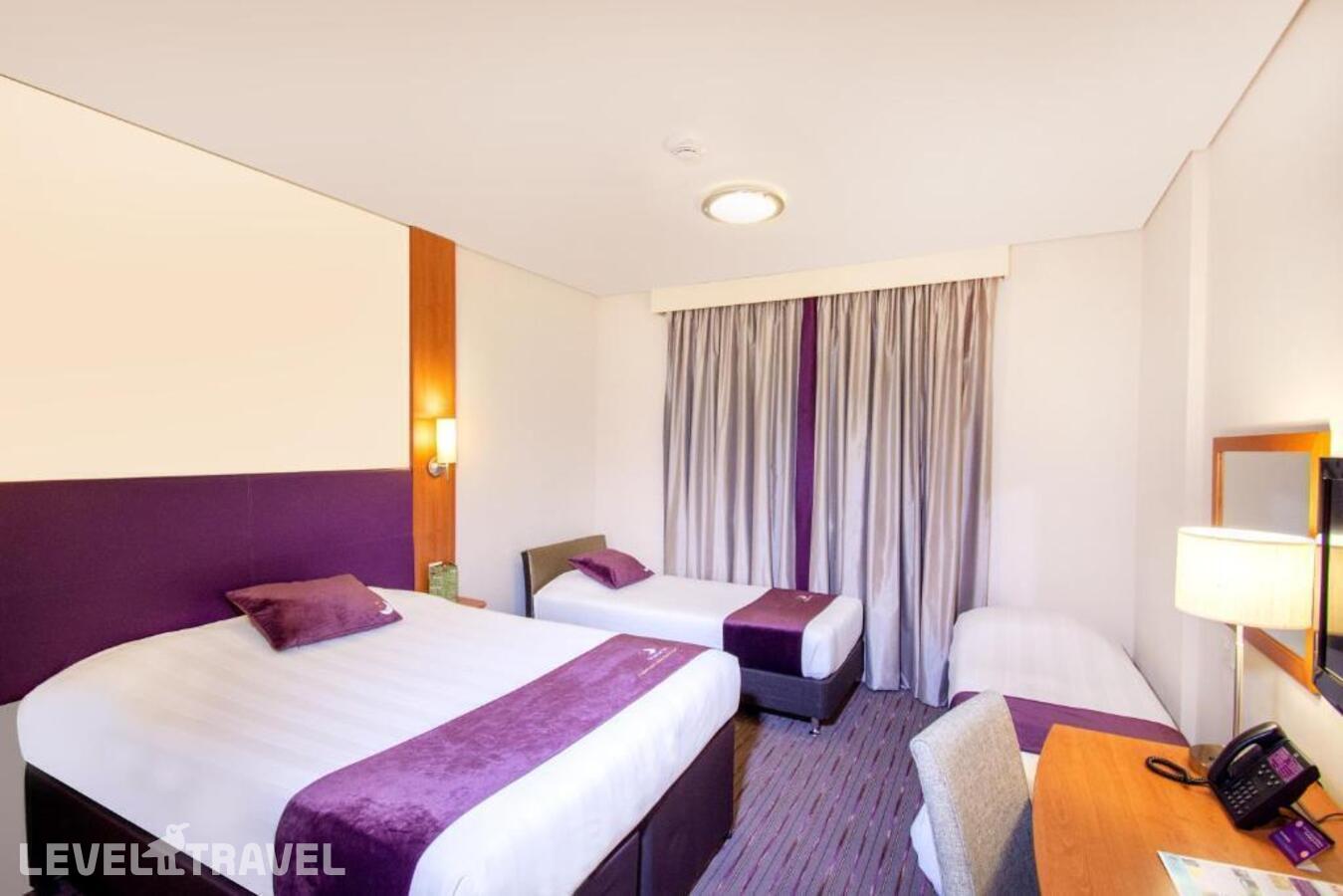 фотографии номера Семейный номер отеля Premier Inn Capital Center в ОАЭ(Абу-Даби) - фото №1