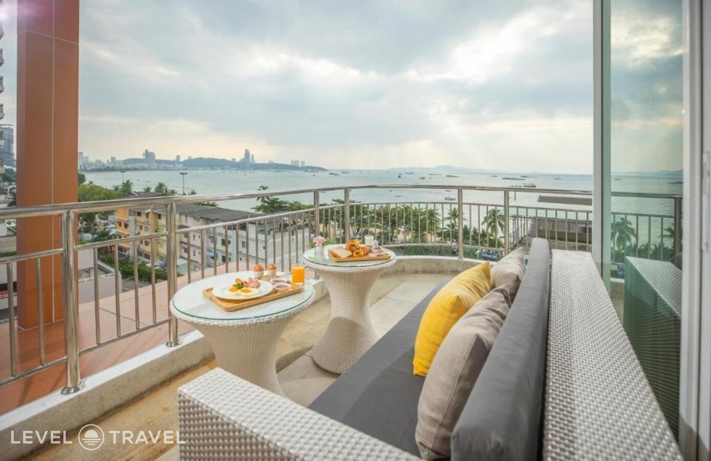 фотографии номера Люкс отеля Pattaya Sea View Hotel в Таиланд(Центральная Паттайя) - фото №11