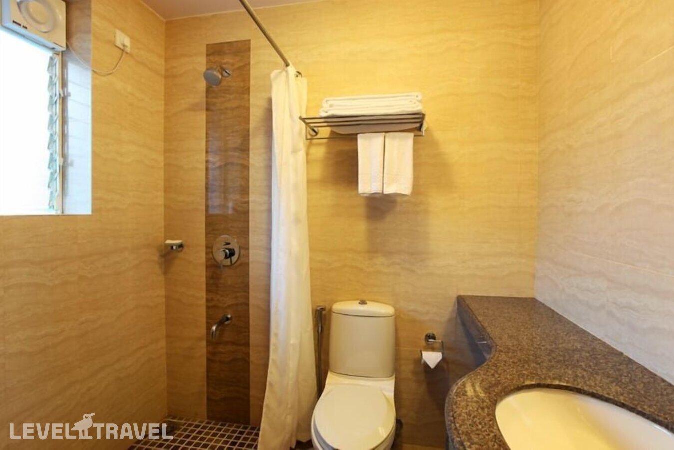 фотографии номера Номер Роскошный отеля The Hawaii Comforts Hotel в Индия(Дона Паула) - фото №6
