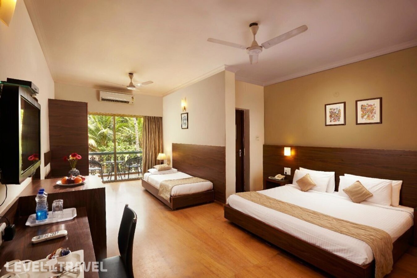фотографии номера Номер Роскошный отеля The Hawaii Comforts Hotel в Индия(Дона Паула) - фото №1