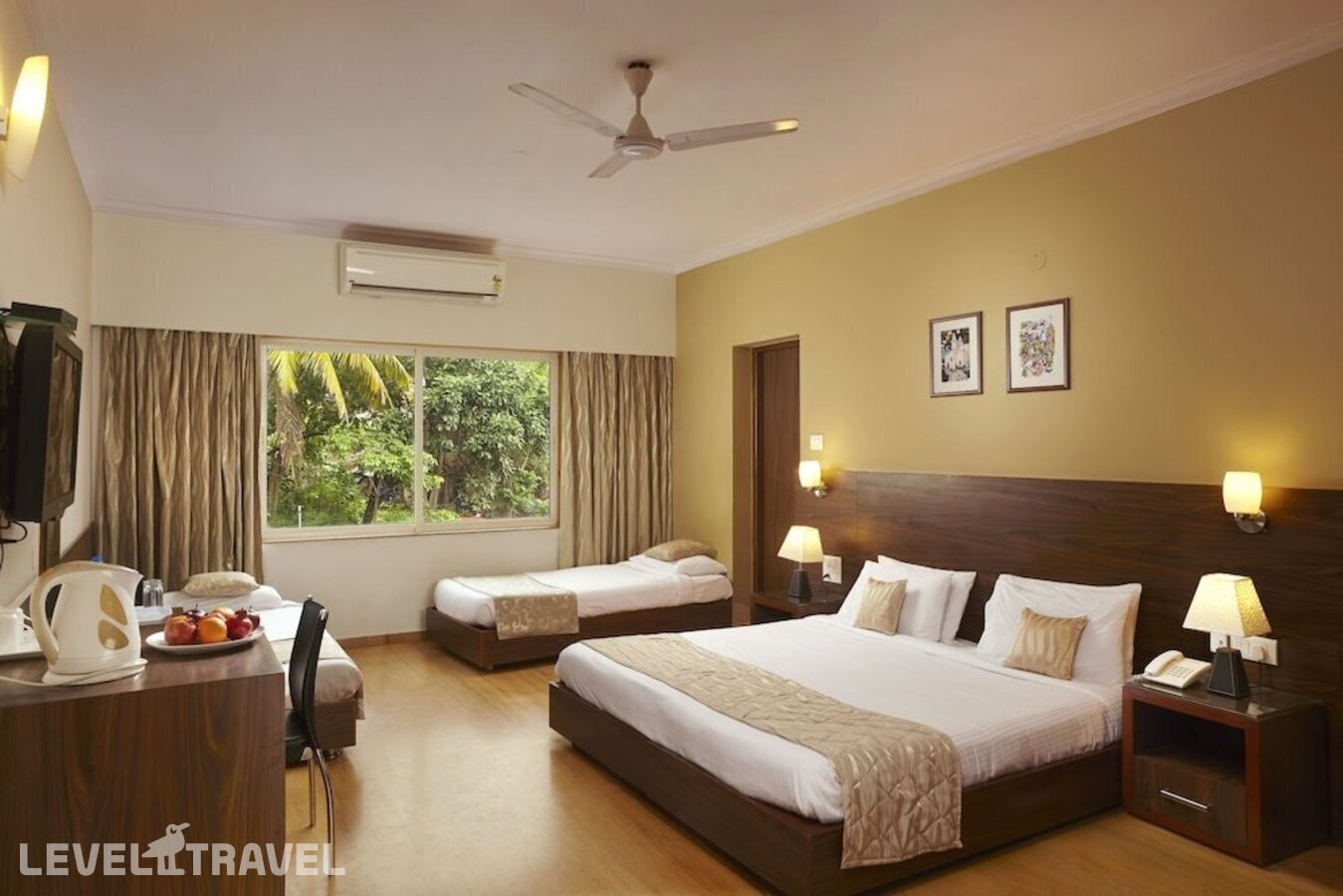 фотографии номера Семейный номер отеля The Hawaii Comforts Hotel в Индия(Дона Паула) - фото №1
