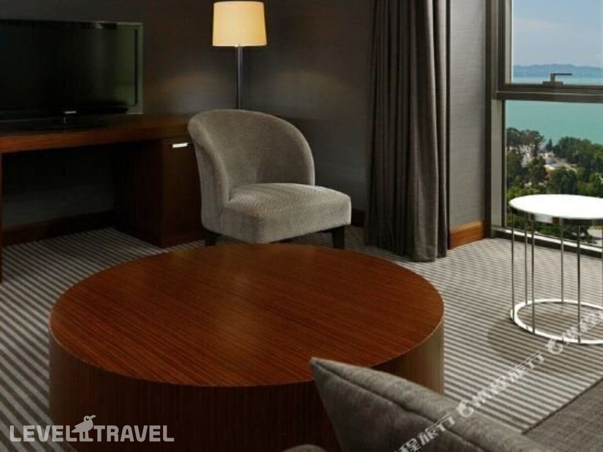 фотографии номера Полулюкс отеля Sheraton Batumi Hotel в Грузия(Батуми) - фото №1