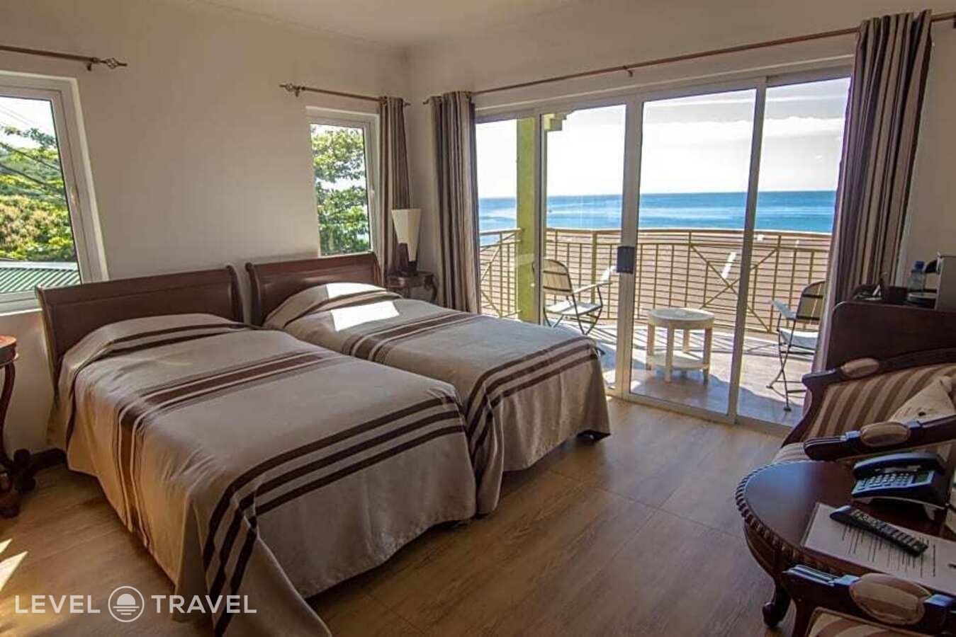 фотографии номера Улучшенный номер отеля Treasure Cove Hotel в Сейшелы(о. Маэ) - фото №1
