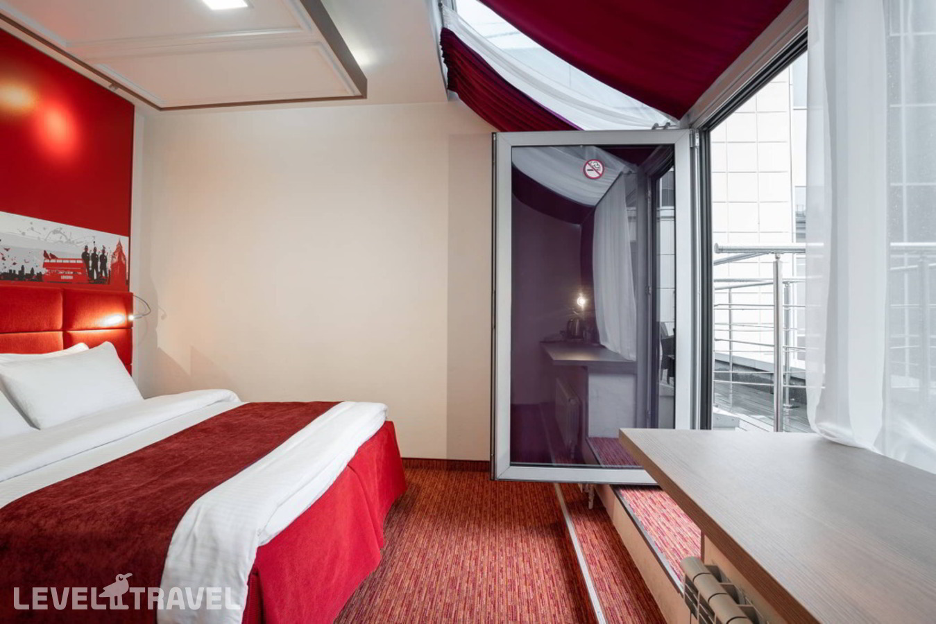 фотографии номера Улучшенный с балконом отеля Red Stars Hotel в Россия(Адмиралтейский район) - фото №1