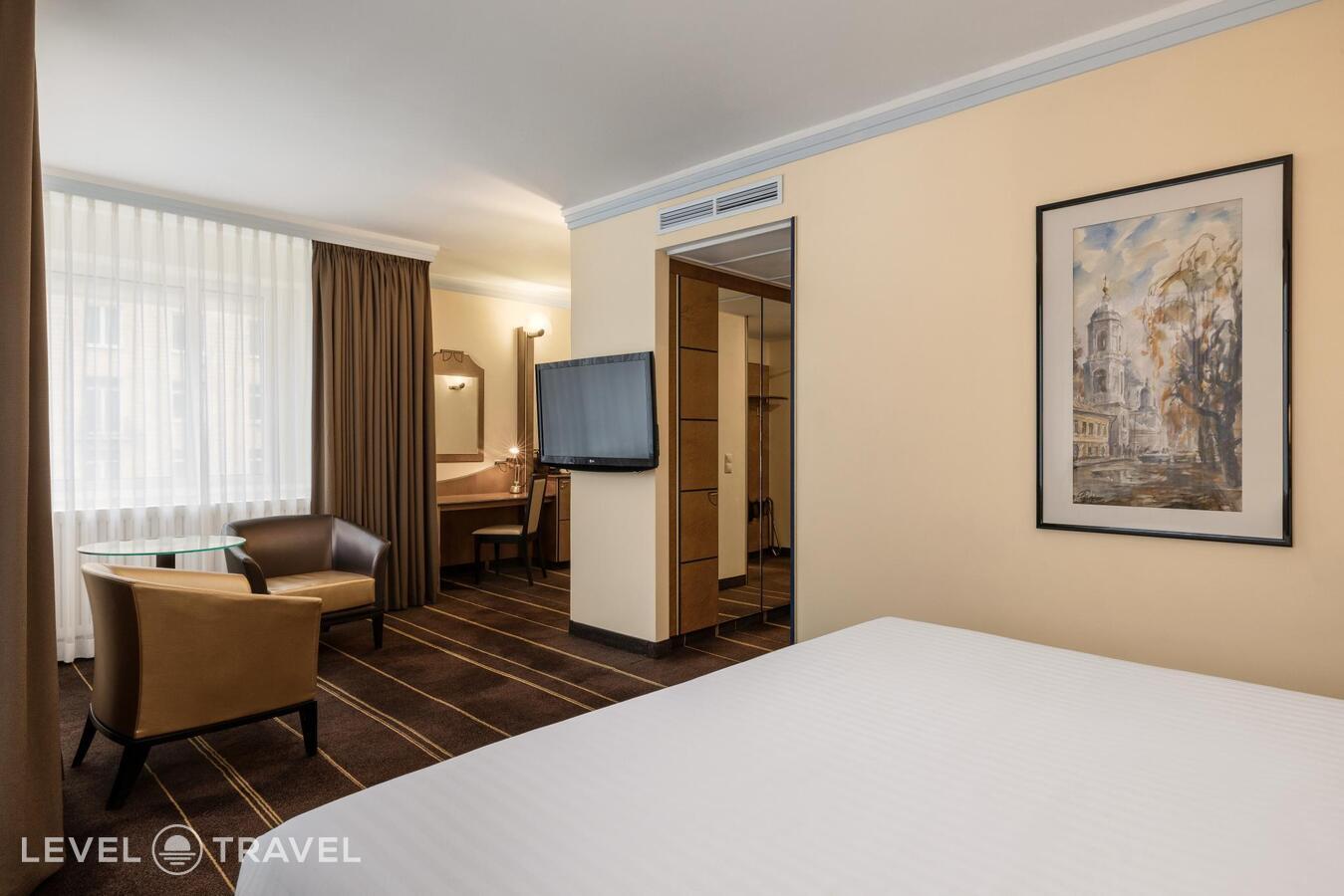 фотографии номера Полулюкс отеля Safmar Palace (Ex. Sheraton Palace Hotel Moscow) в Россия(Центральный административный округ (ЦАО)) - фото №2