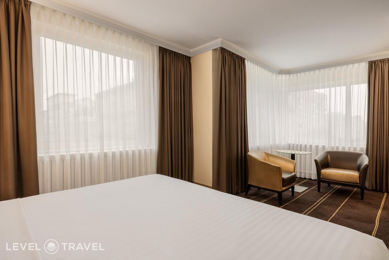 фотографии номера Полулюкс отеля Safmar Palace (Ex. Sheraton Palace Hotel Moscow) в Россия(Центральный административный округ (ЦАО)) - фото №3