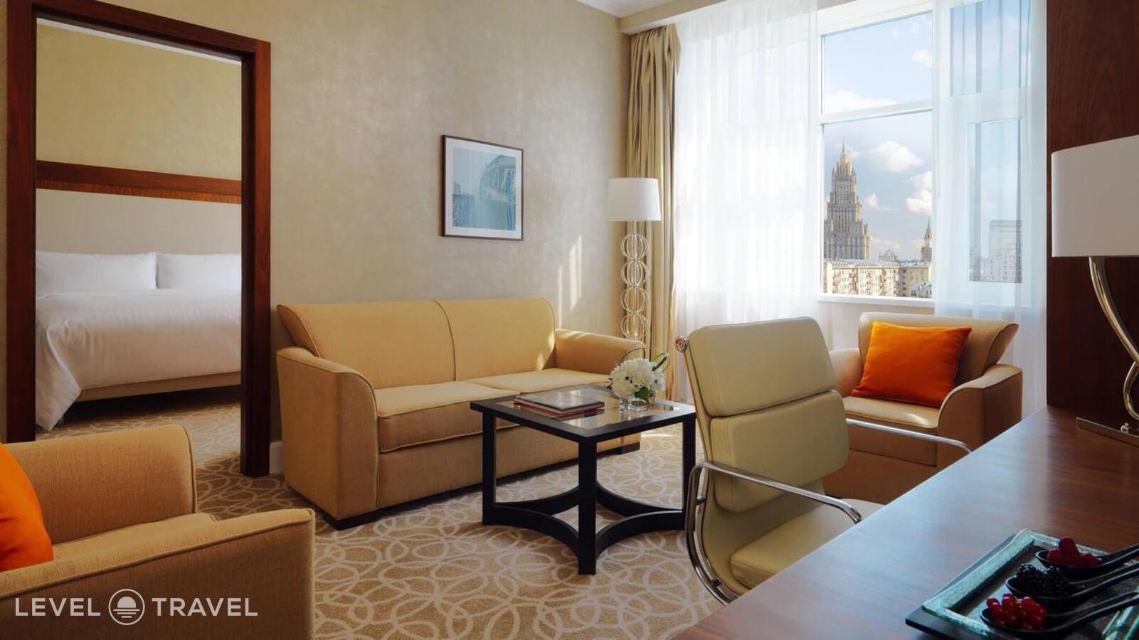 фотографии номера Люкс отеля Звезды Арбата (Ex. Moscow Marriott Hotel Novy Arbat) в Россия(Центральный административный округ (ЦАО)) - фото №1