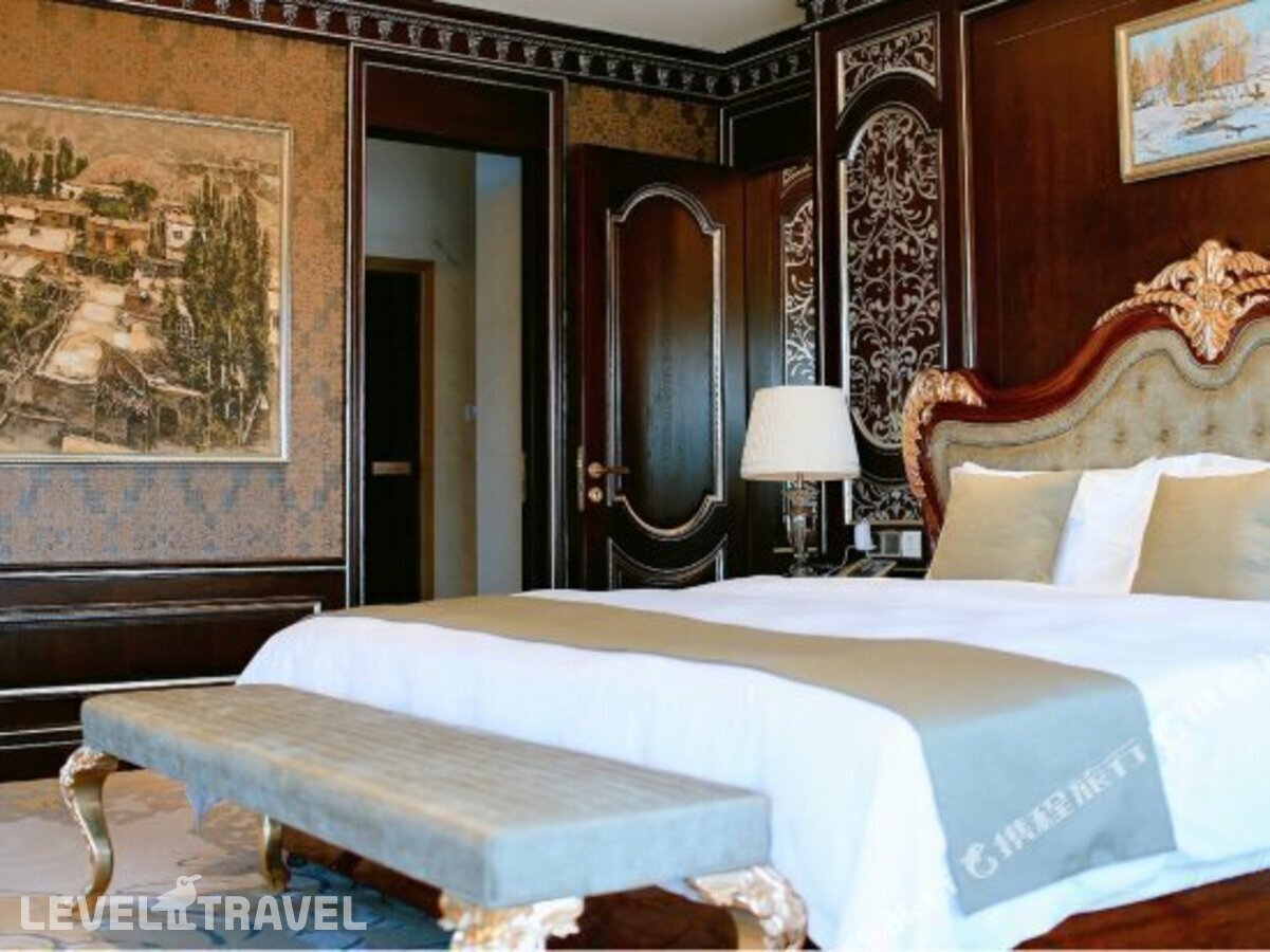 фотографии номера Люкс Премьер отеля Hotels & Preference Hualing Tbilisi в Грузия(Тбилиси) - фото №3
