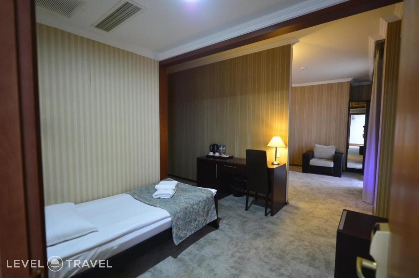 фотографии номера Трехместный номер отеля Astoria Hotel Tbilisi в Грузия(Тбилиси) - фото №2