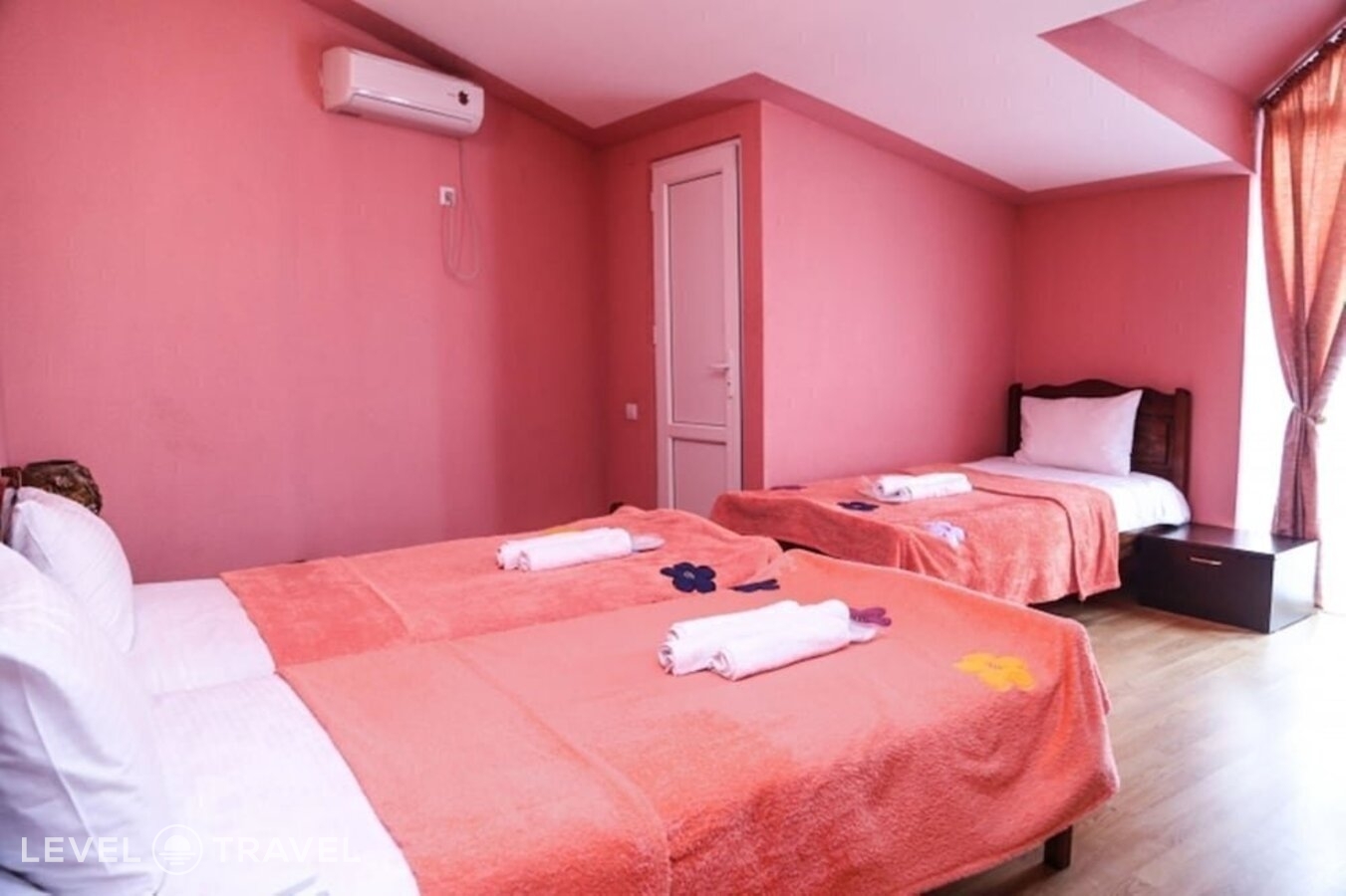 фотографии номера Трехместный номер отеля Qeroli Hotel в Грузия(Тбилиси) - фото №1