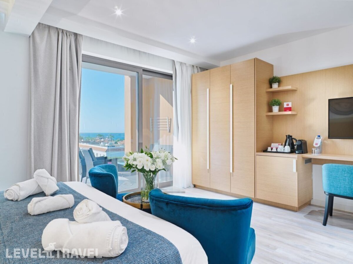 фотографии номера Улучшенный номер отеля Leonardo Crystal Cove Hotel & Spa By The Sea (Adults Only 16+) в Кипр(Протарас) - фото №4