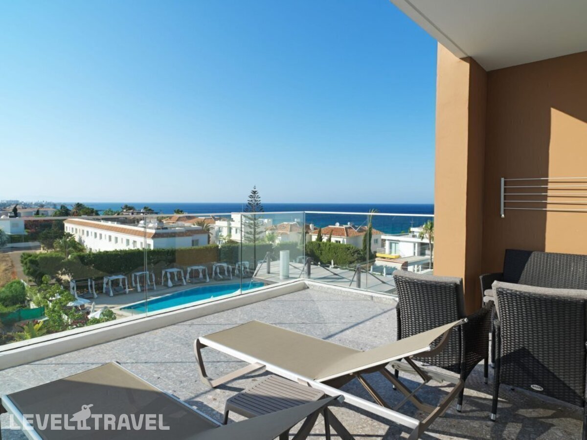 фотографии номера Улучшенный номер отеля Leonardo Crystal Cove Hotel & Spa By The Sea (Adults Only 16+) в Кипр(Протарас) - фото №12