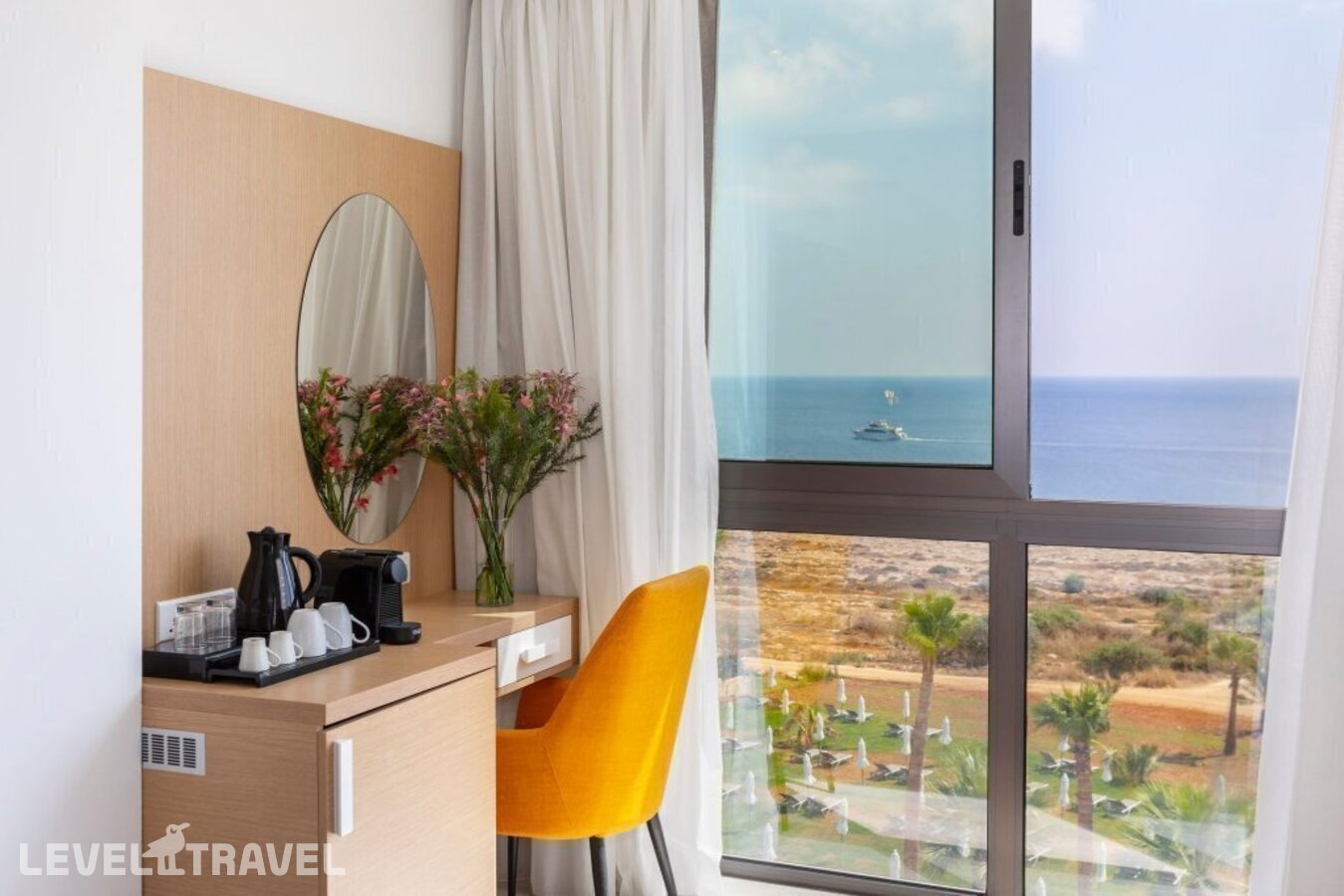 фотографии номера Полулюкс отеля Leonardo Crystal Cove Hotel & Spa By The Sea (Adults Only 16+) в Кипр(Протарас) - фото №13