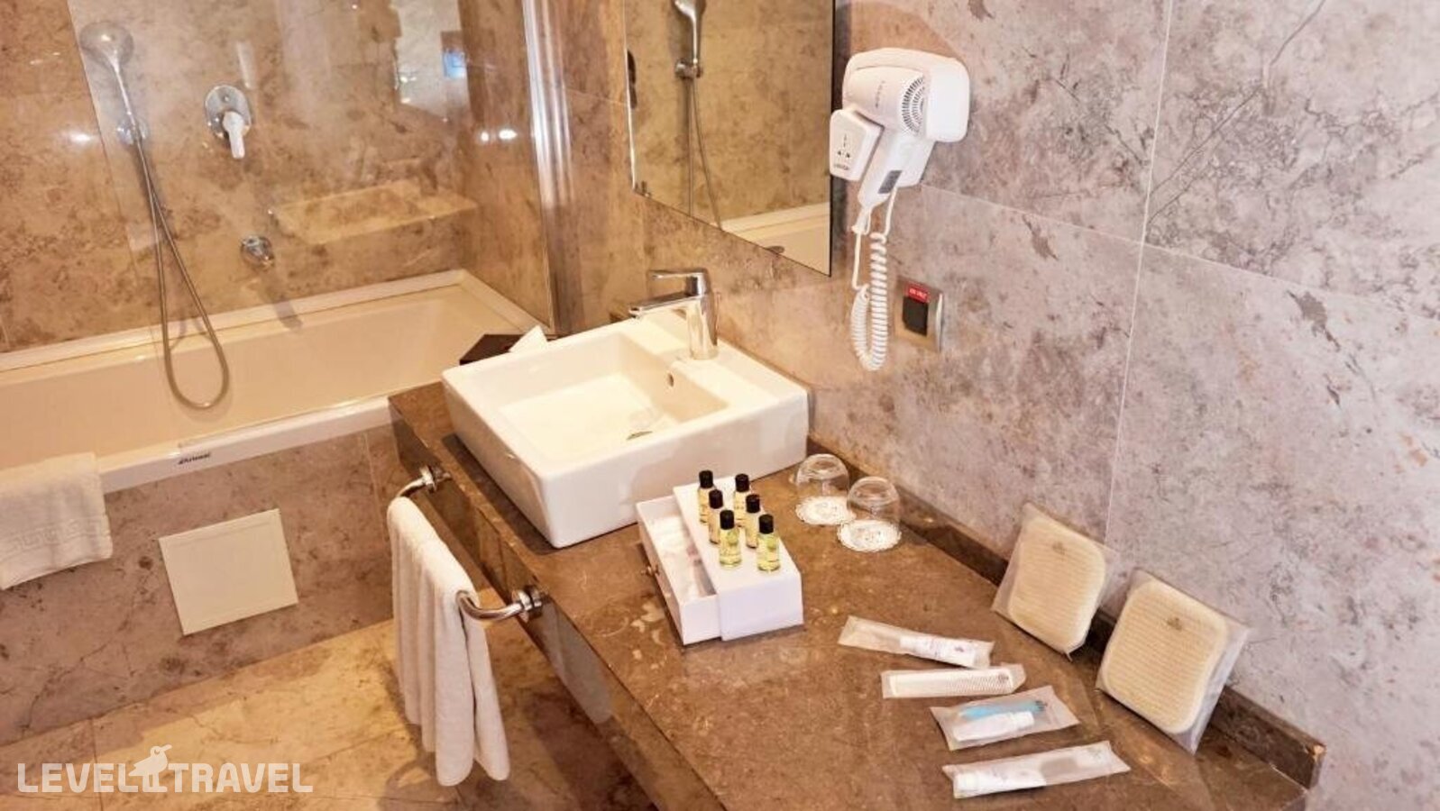 фотографии номера Трехместный люкс отеля Bricks Hotel Istanbul в Турция(Бахчелиэвлер) - фото №5