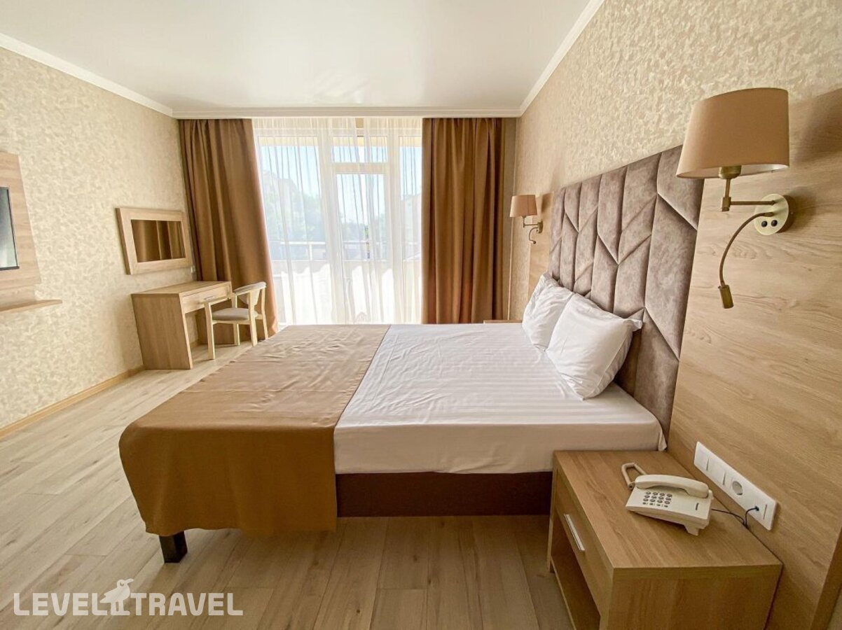 фотографии номера Полулюкс отеля Эмеральдика Family Beach Hotel в Россия(Анапа) - фото №12
