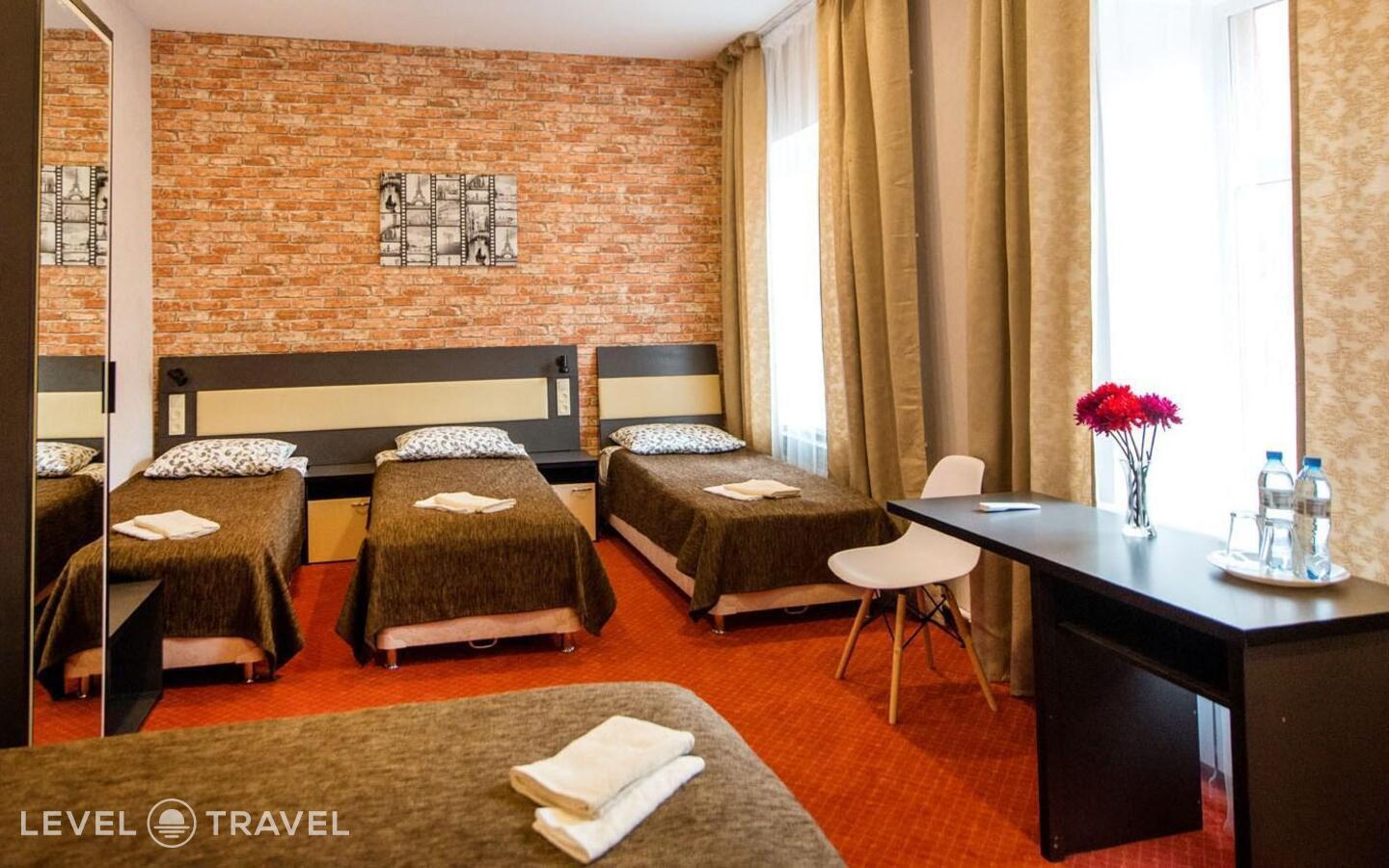 фотографии номера Четырехместный Комфорт отеля Три Реки (Three Rivers Hotel) в Россия(Адмиралтейский район) - фото №1