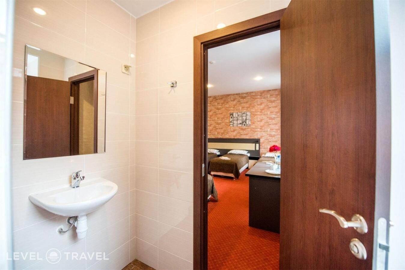 фотографии номера Четырехместный Комфорт отеля Три Реки (Three Rivers Hotel) в Россия(Адмиралтейский район) - фото №3